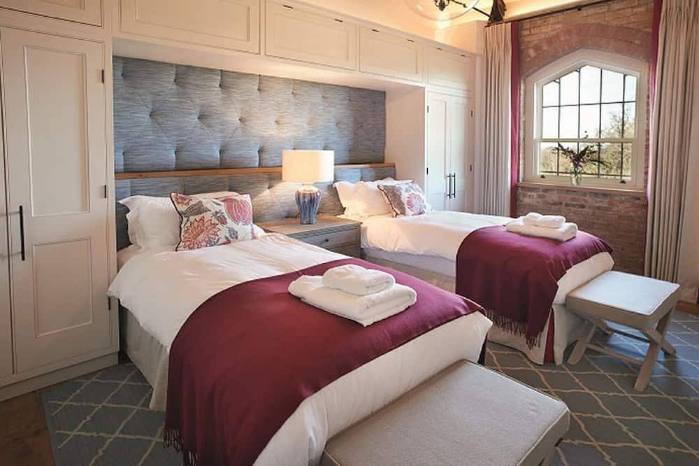 Situated on the Burghley Estate, The Dairy offers luxury accommodation for up to 20 guests in stunni in Peterborough