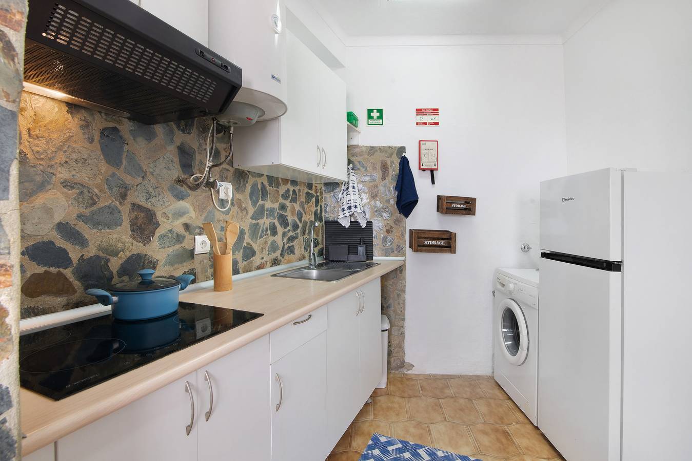 Casa de férias 'Amarela' com terraço privado e Wi-Fi in Cabanas de Tavira, Praia das Cabanas