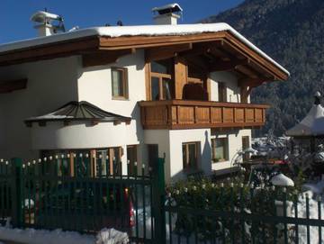 Ferienwohnung für 6 Personen, mit Ausblick und Sauna sowie Garten im Stubaital