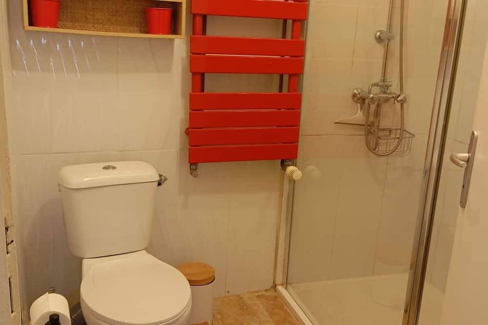 Entire apartment, Ground floor apartment downtown Le Thor with courtyard in Le Thor, Vaucluse