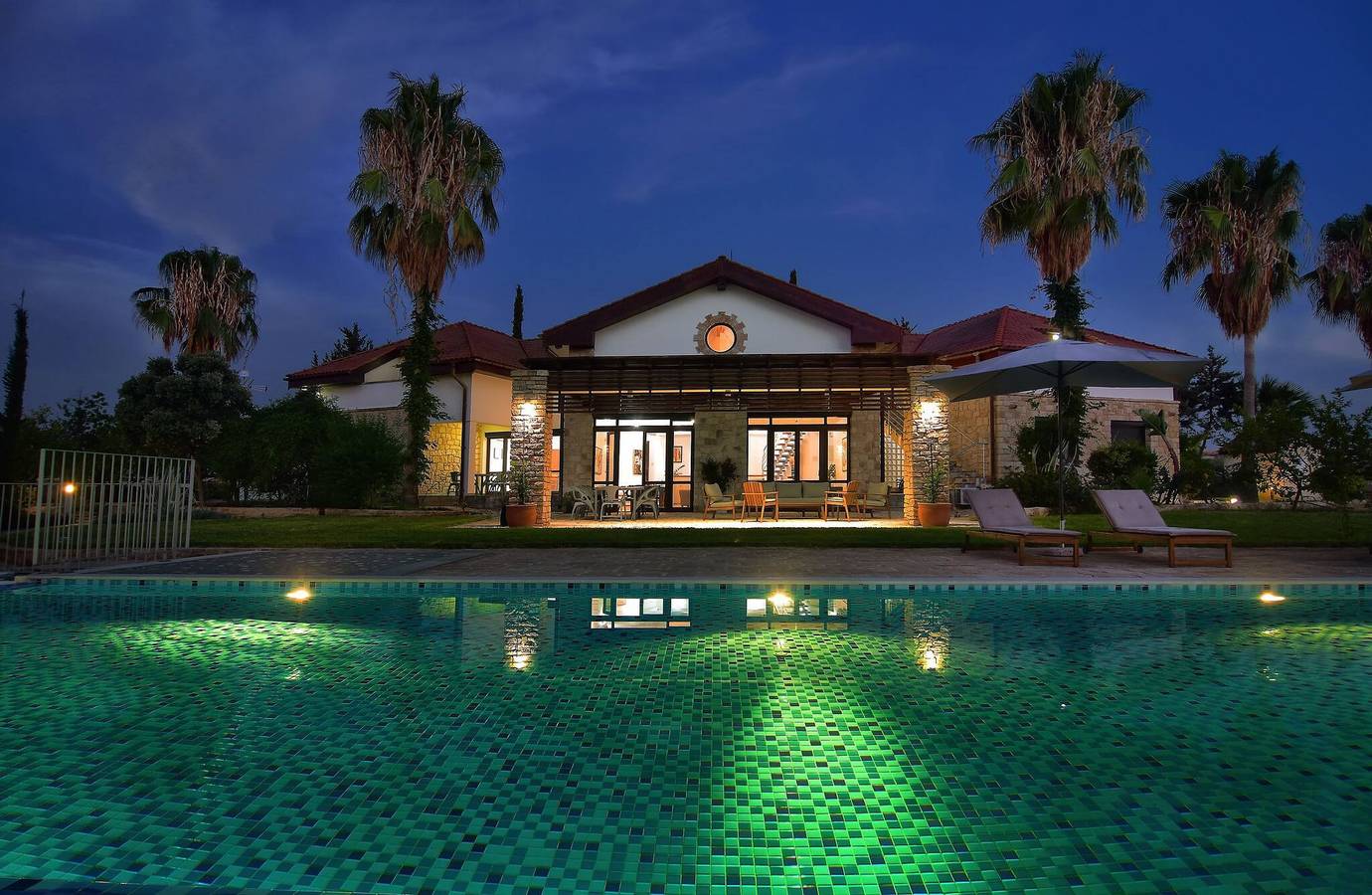 Incredible Large Villa In Paphos sleeps 14 Children Pool, Jacuzzi, Huge Garden in Πόλις Χρυσοχούς, Syd Cypern