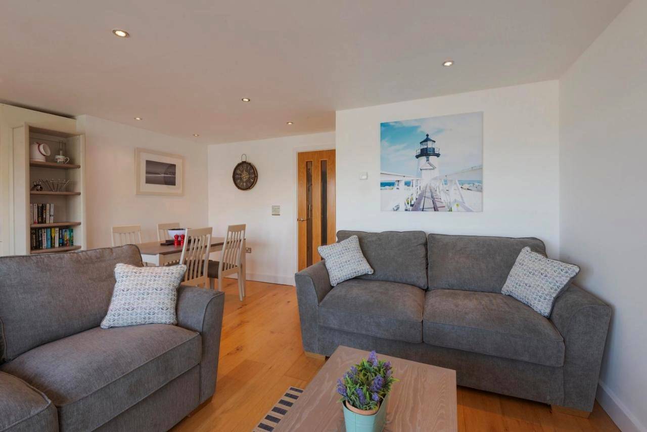 Entire apartment, Holiday apartment for 4 people with balcony in Porth, Newquay