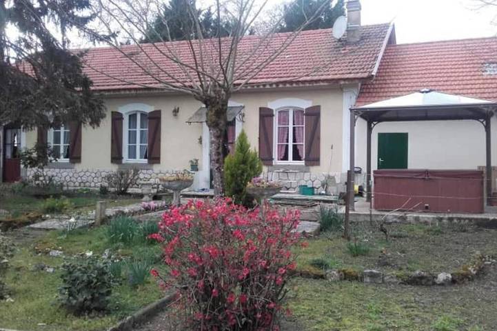 Location de vacances pour 6 personnes, avec Balcon/Terrasse et Jacuzzi ainsi que Terrasse et Jardin à Gabarret