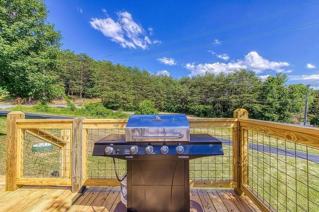 Pigeon Forge Getaway, Hot Tub, Game Room, Wifi, $560 Free tickets each paid day! in Pigeon Forge, Sevier County