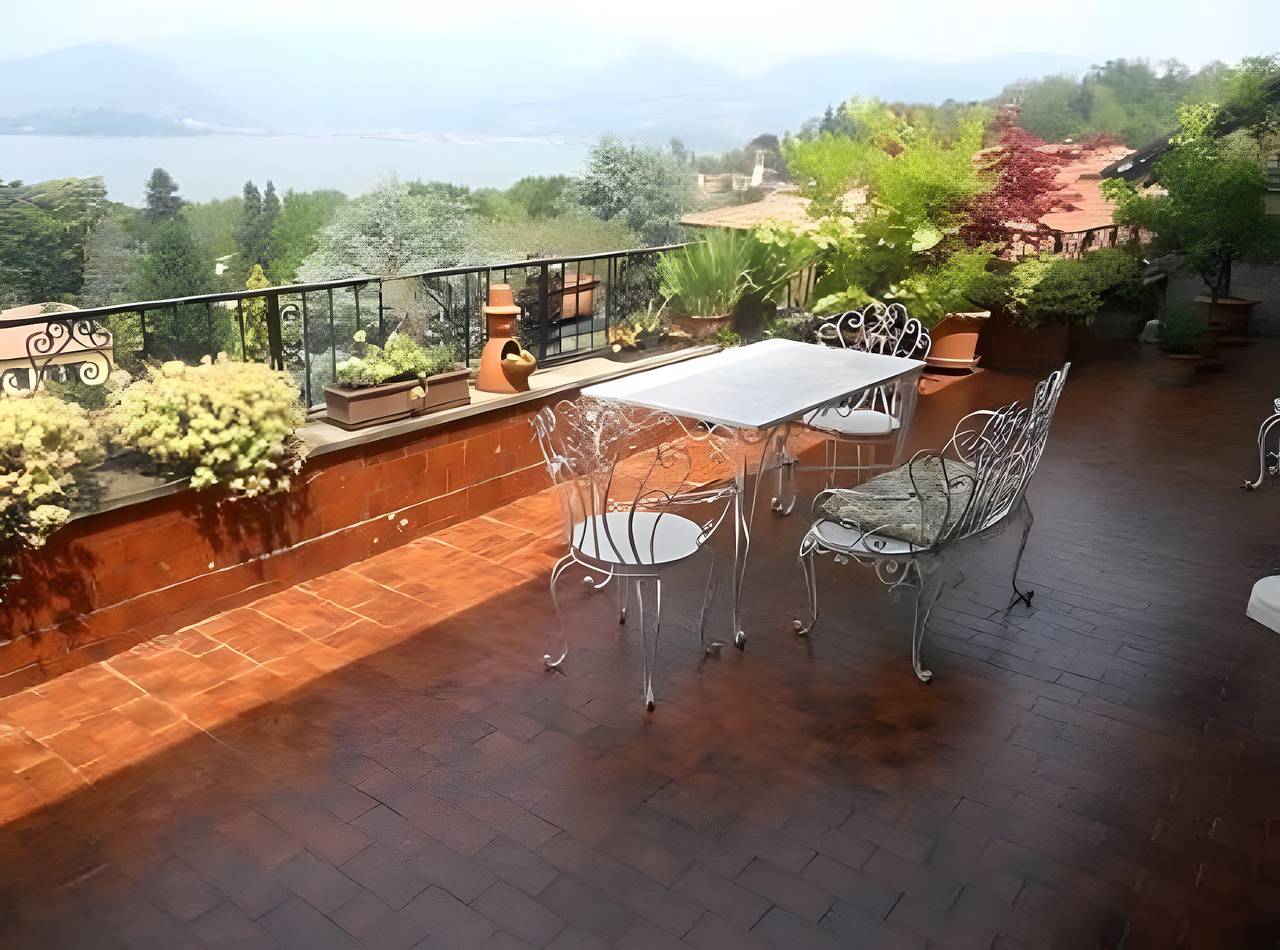 Ganze Wohnung, Apartment 'L'attico Con Terrazza Vista Lago' mit Seeblick, privater Terrasse und Wlan in Ceresolo, Laveno-Mombello