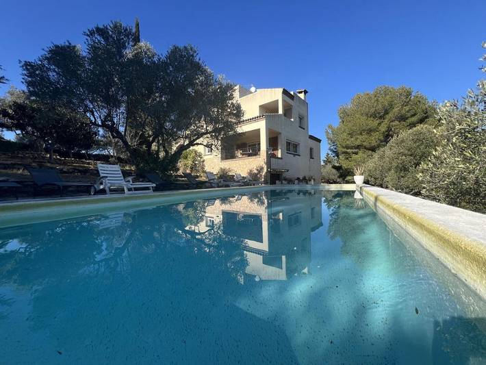 Location de vacances pour 10 personnes, avec vue ainsi que piscine et jardin à Garriguella