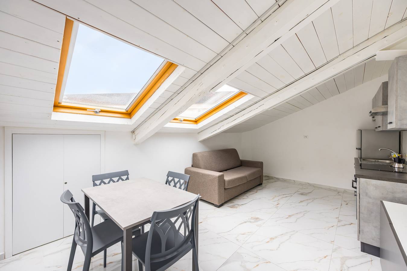 Appartamento intero, Cozy Slooping Rooftop in Napoli, Napoli e dintorni