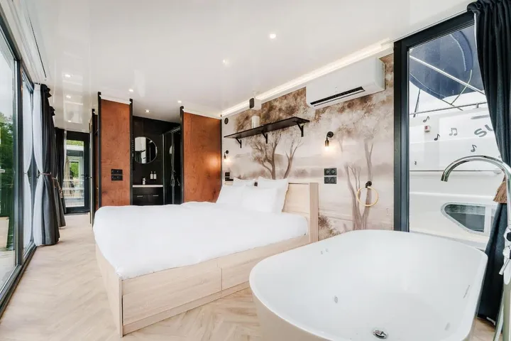 Boat for 2 people, with balcony and hot tub - 1