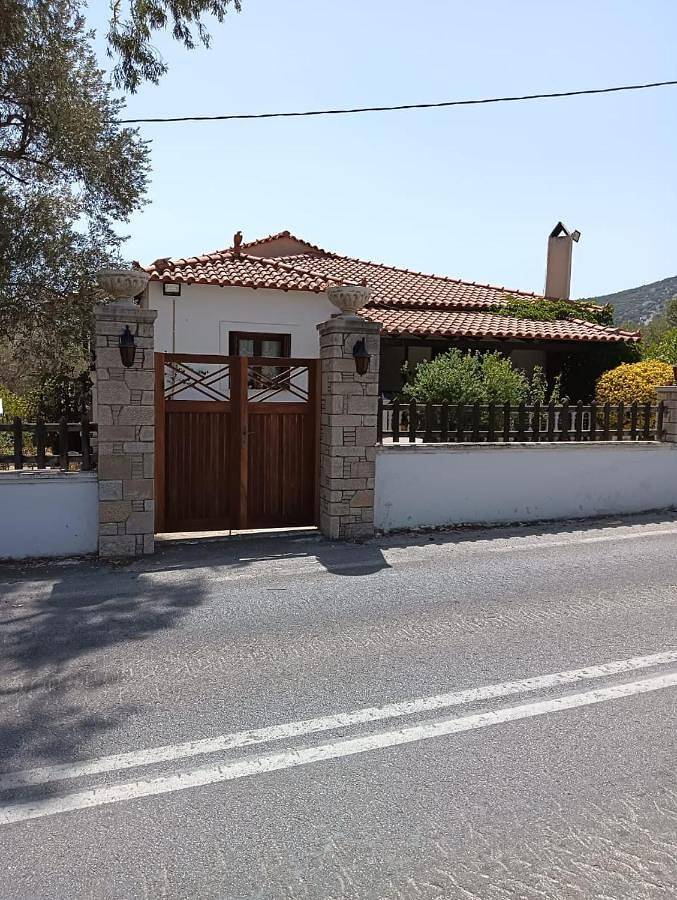 Villa for 4 people, with terrace and view as well as garden in Samos
