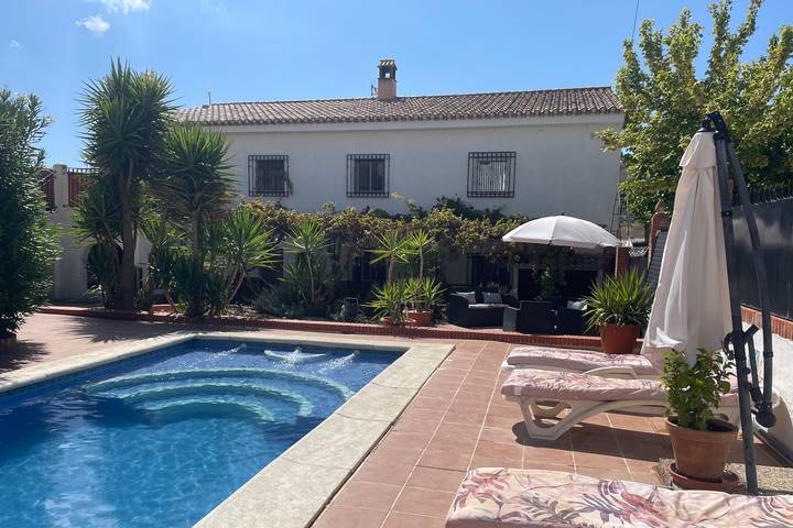 Chalet para 13 personas, con Balcón y Terraza además de Jardín y Piscina en Andalucía