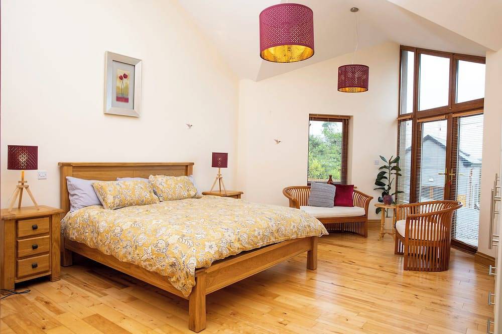 Ein modernes Haus mit Panoramablick auf Lough Islandeady und die umliegende Landschaft in Castlebar, County Mayo