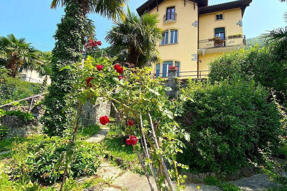 Room in Villa, with private bathroom and kitchen use. in Perledo, Gemeinde Perledo