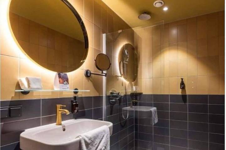 Immerse in Comfort at Modern Room by Rotterdam City Center Near Maritime Museum in Rotterdam, Hollande-Méridionale