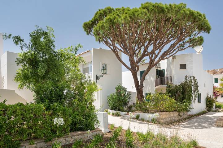 Villa 'Leeroy' with Private Terrace, Wi-Fi and Air Conditioning in Vale do Lobo, Almancil