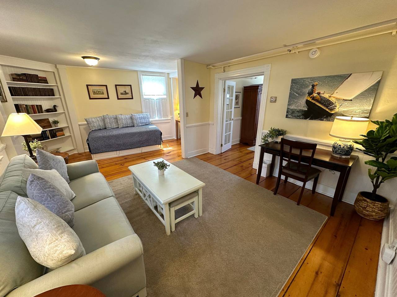 Ganze Wohnung, Spacious Three Room Suite Downtown Newport in Newport, Newport County