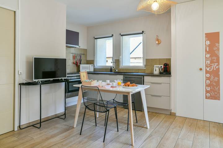 Apartamento entero, Apartamento Chez Flo - Acogedor con vistas a la montaña y aire acondicionado in Saint-Pierre-d'Albigny, Chambéry region