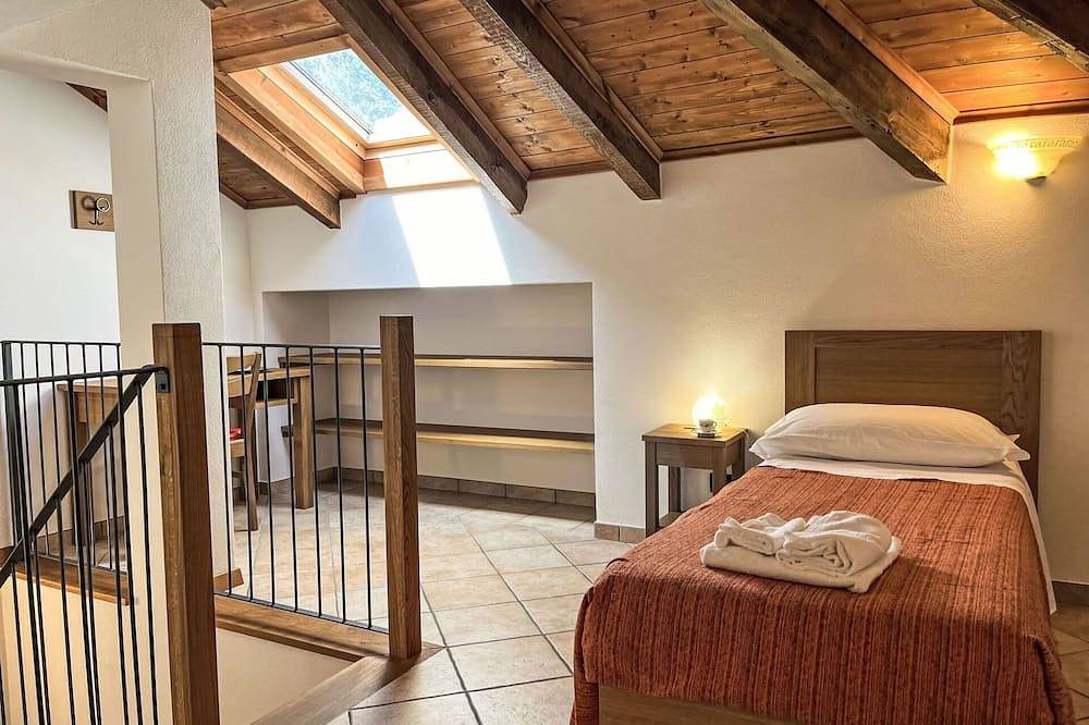 Entire apartment, Beautiful apartment for 5 people with Wifi, Tv, patio, pets allowed and panoramic view in Savona, Riviera di Ponente