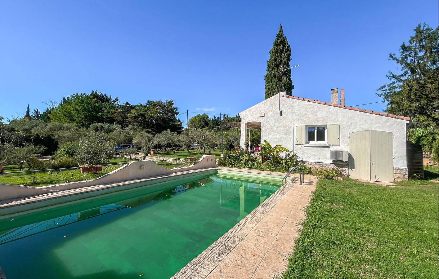 Appartement moderne avec piscine, terrasse et WiFi près de Fontvieille in Fontvieille, Région d'Arles
