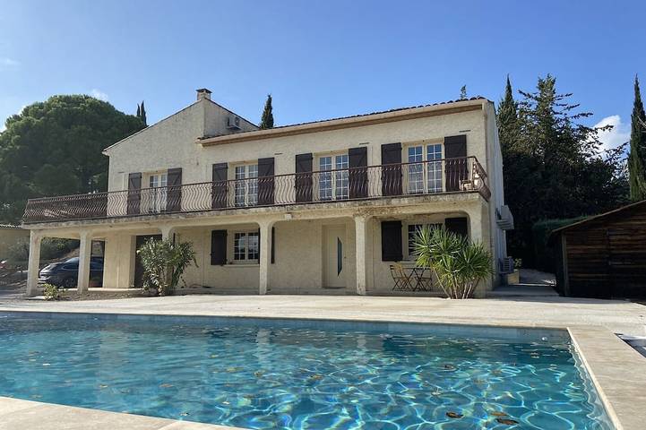 Location de vacances pour 16 personnes, avec Jacuzzi et Terrasse ainsi que Jardin et Piscine à Clermont-l'Hérault
