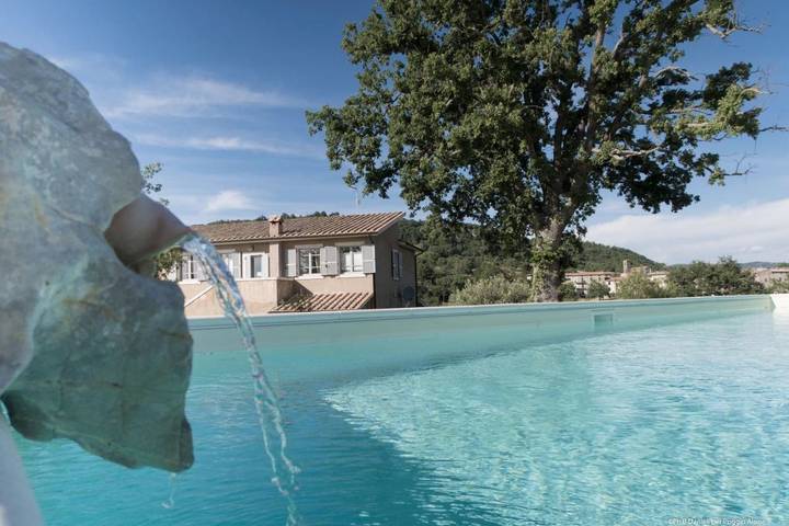 Agriturismo per 2 persone, con panorama e piscina nonché giardino in Semproniano