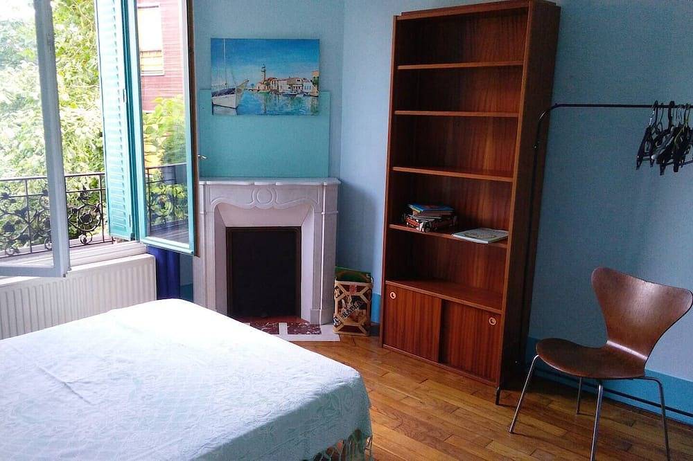Charming and spacious house, for 12p. Garden, Parking lots, 5' away from metro in Les Lilas, Seine-Saint-Denis