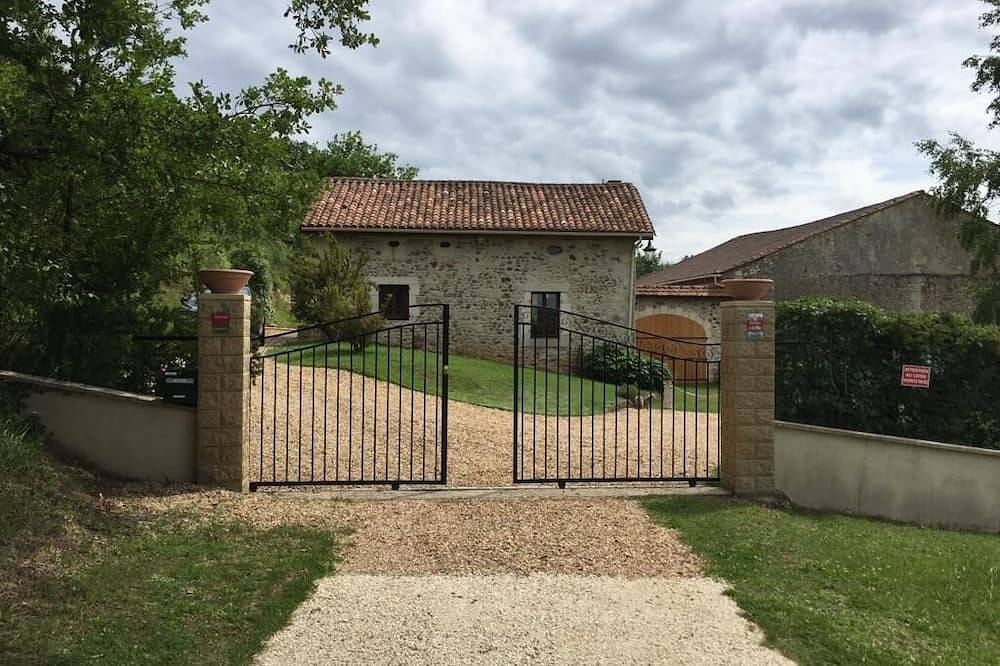 Charming house with blue shutters in Vanxains, Périgord Vert