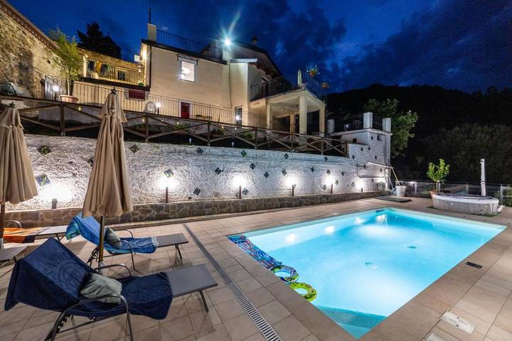 Gîte pour 3 personnes, avec piscine ainsi que jardin et vue, animaux acceptés à Montano Antilia