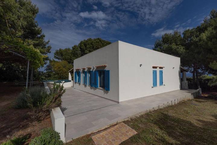 Location de vacances pour 8 personnes, avec bassin pour enfant et vue ainsi que jardin et piscine à Ustica - 2
