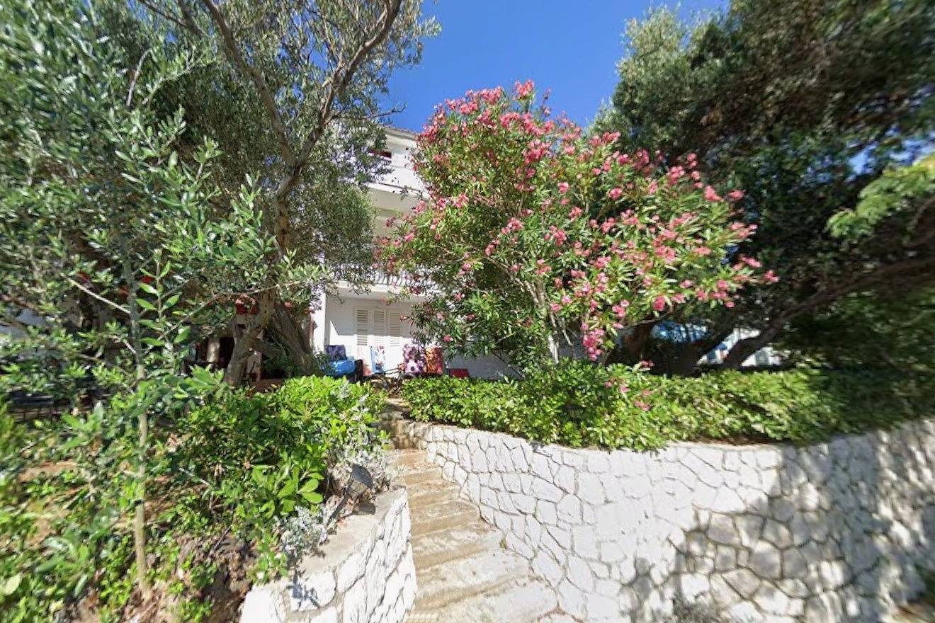Ganze Wohnung, 2-Zimmer-Ferienwohnung mit Terrasse und Meerblick Banjol, Rab -c in Plaža Padova III, Banjol
