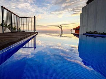Gîte pour 4 personnes, avec piscine ainsi que vue et jardin dans Estreito da Calheta