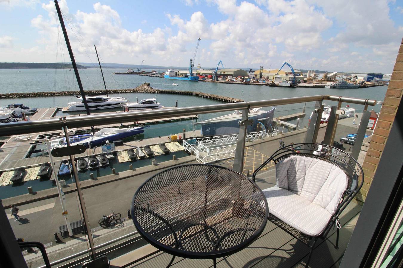 Appartement entier, Les Bateaux - Views of Poole Quay from Balcony in Poole, Poole Harbour