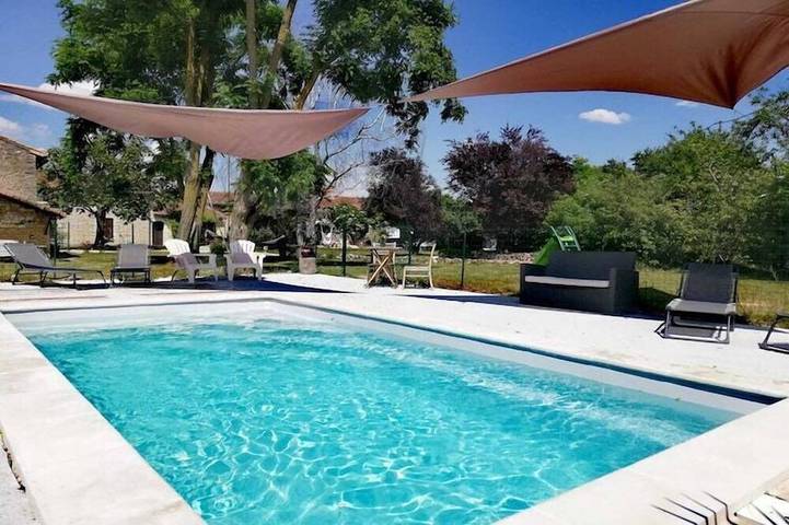 Gîte pour 4 personnes, avec jardin ainsi que terrasse et piscine, animaux acceptés