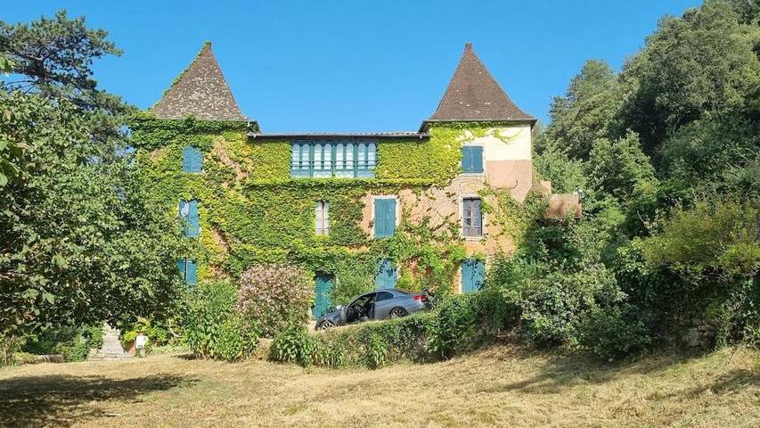 Location de vacances pour 16 personnes, avec vue ainsi que jardin et piscine, animaux acceptés à La Tour-sur-Orb