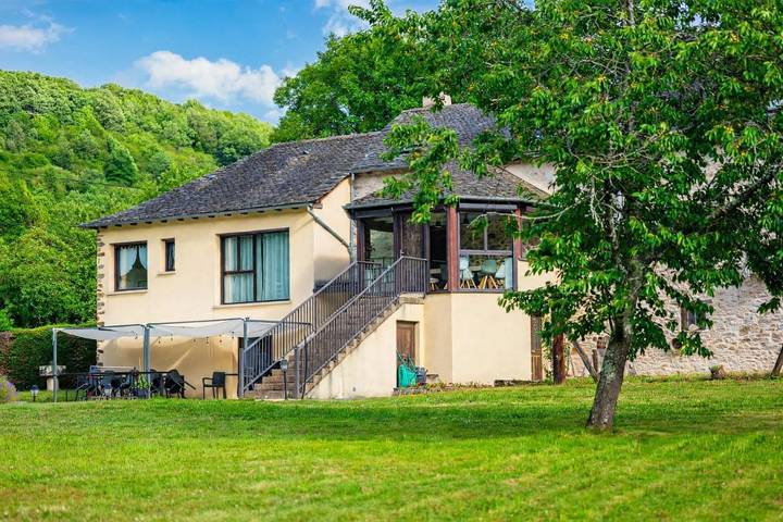 Location de vacances pour 20 personnes, avec Balcon et Terrasse ainsi que Jardin et Piscine à Centrès
