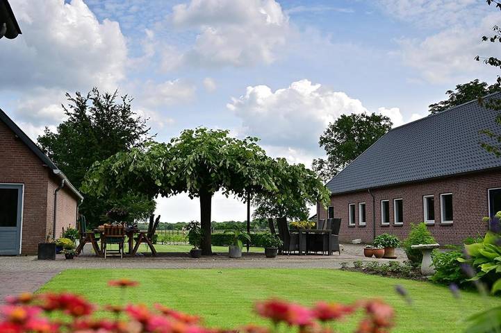 Ferienwohnung für 2 Personen, mit Terrasse und Garten sowie Ausblick