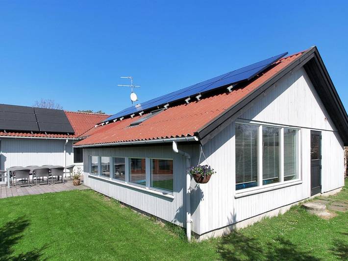 Ferieudlejning for 8 personer, med sauna og terrasse samt pool i Nexø