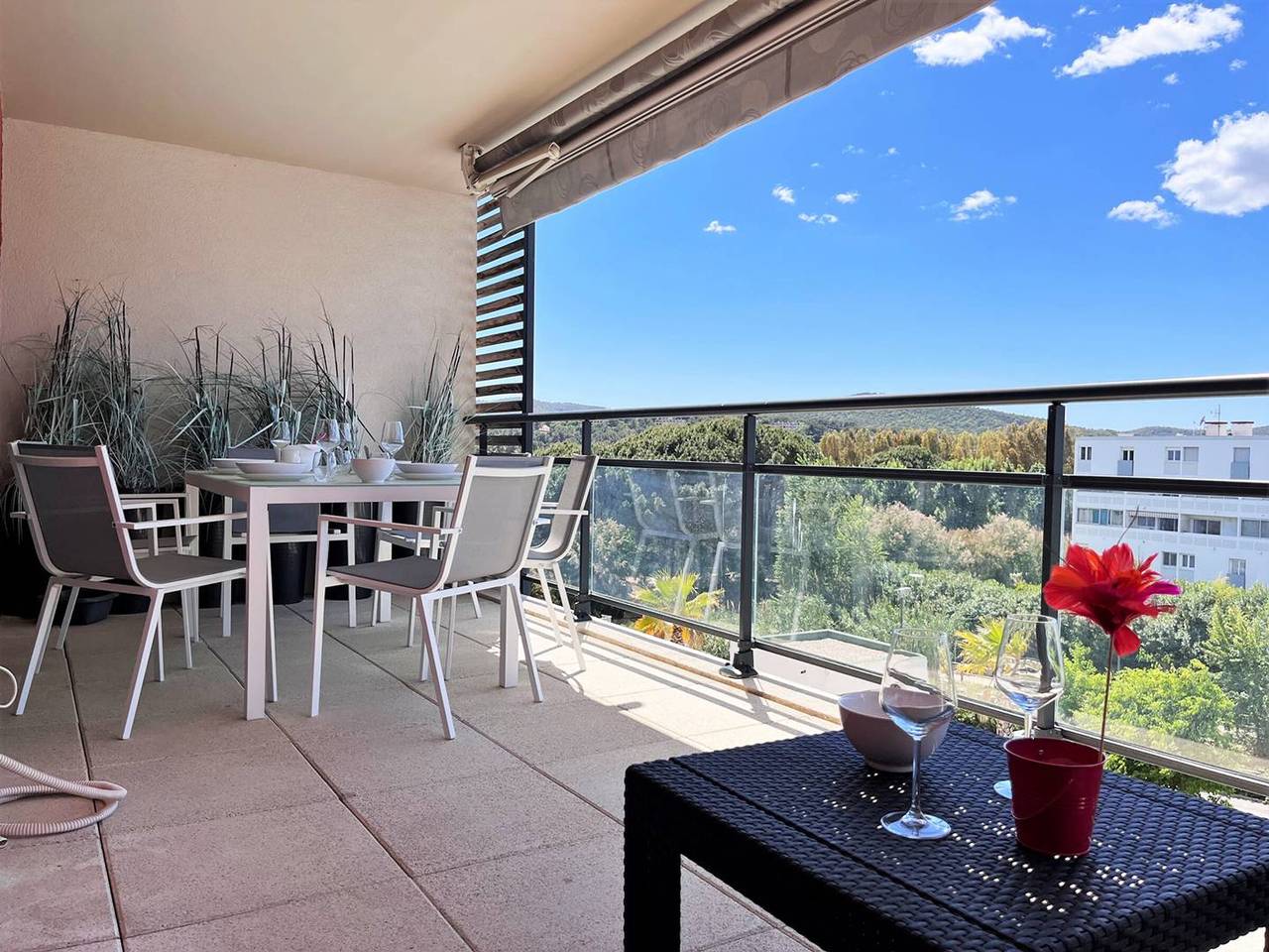 Appartement entier, Charmant T2 climatisé avec grande terrasse, piscine et parking privatif, proche plage et commerces. in Le Lavandou, Parc national de Port-Cros