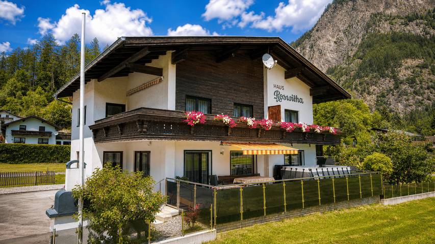 Ferienwohnung für 5 Personen, mit Balkon und Terrasse sowie Garten