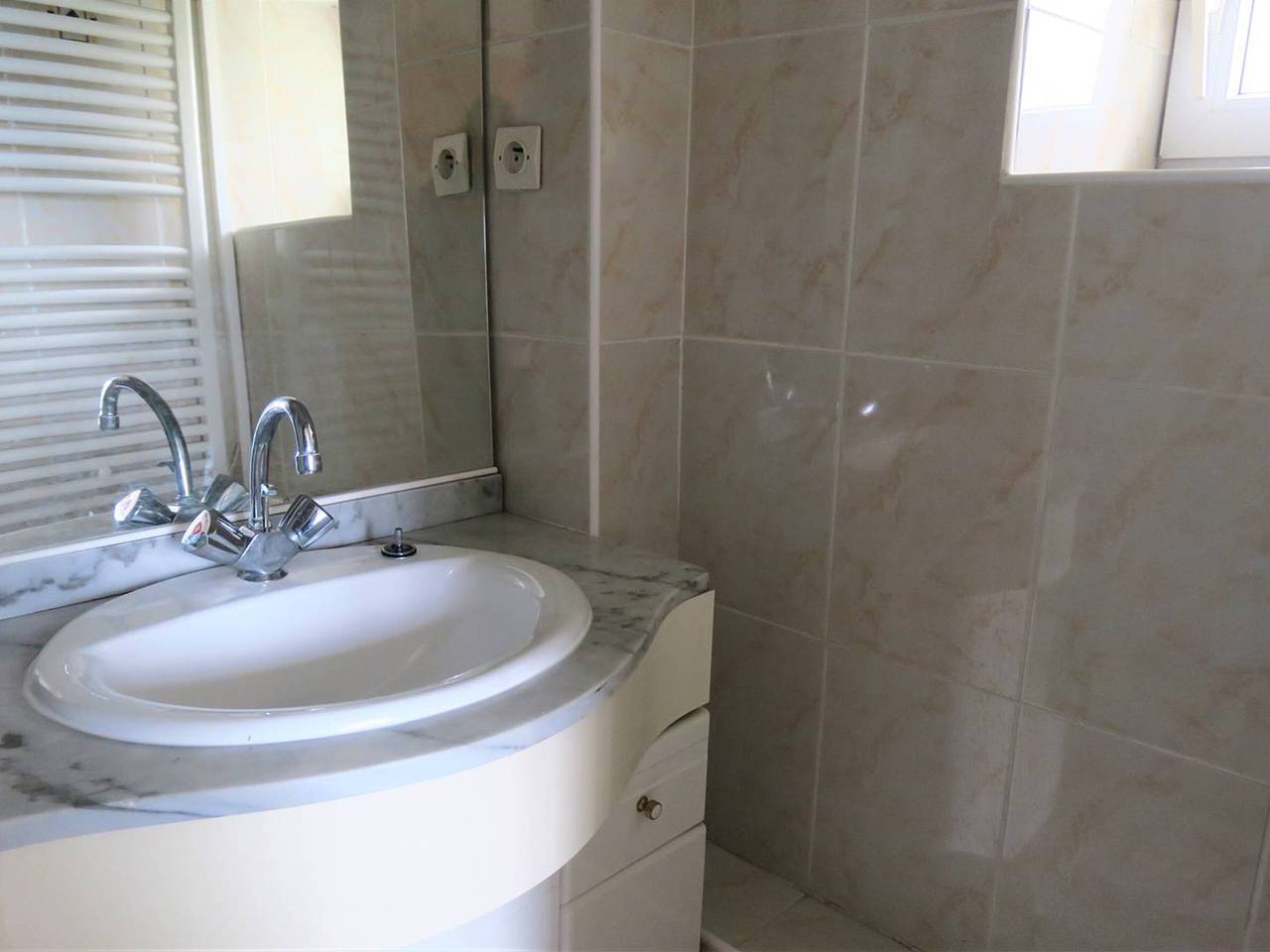 Entire apartment, Central Apartment in Trebeurden, 500m from Beach, Near Shops, Parking, Modern Amenities in Trébeurden, Pink Granite Coast