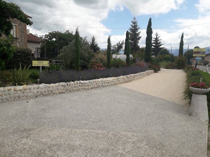 Gîte pour 5 personnes, avec terrasse et jardin