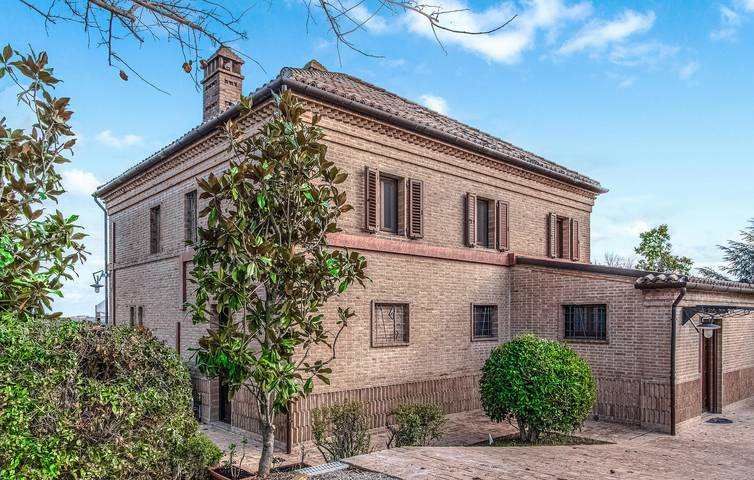 Casa vacanza per 10 persone, con giardino e terrazza nonché piscina, con animali domestici a Macerata