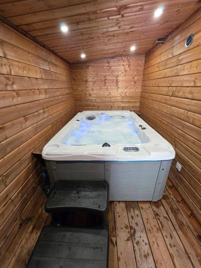 Chalet & private Hot Tub between city and mountain in Saint-Nizier-du-Moucherotte, Parc naturel régional du Vercors