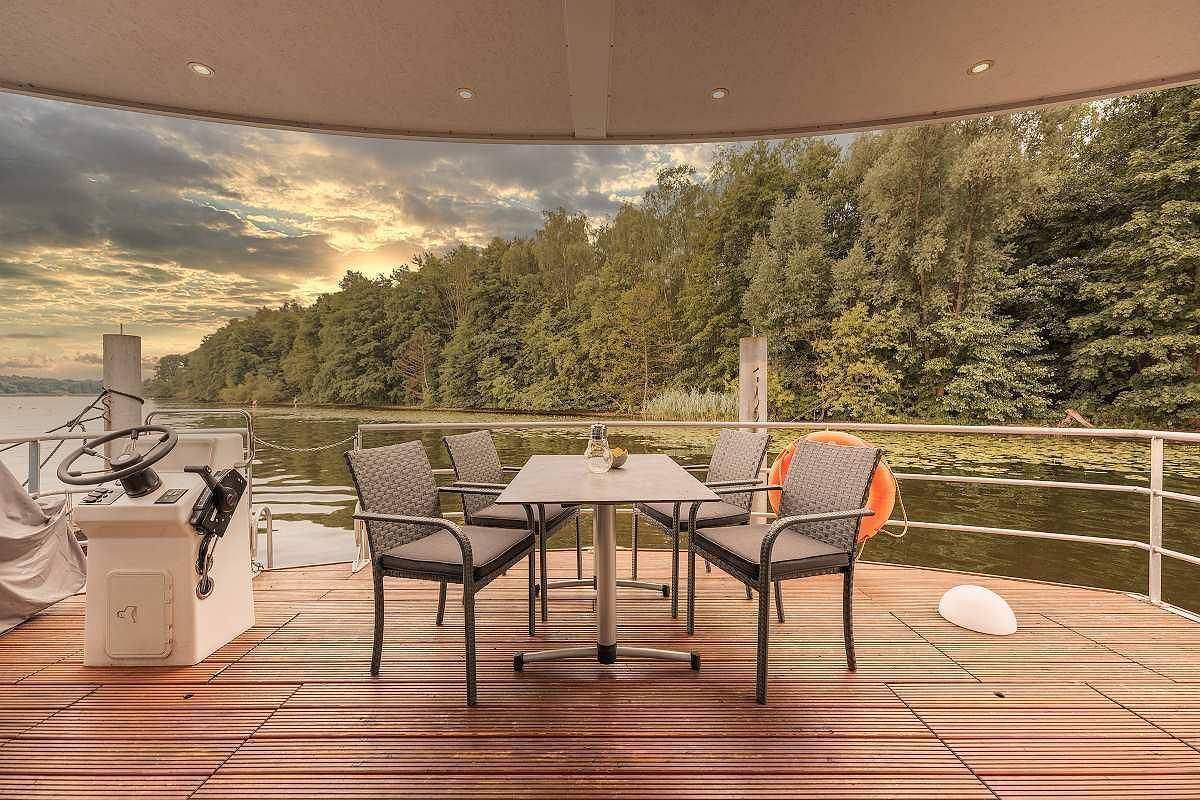 Floatinghouse Nike: Seeblick, Terrasse & Natur-Auszeit auf dem Wasser in Hennigsdorf, Ruppiner Seenland