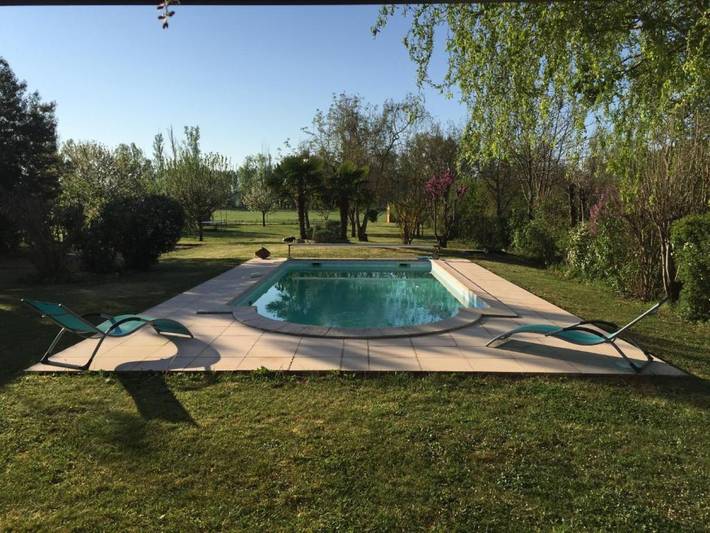 Gîte pour 2 personnes, avec Terrasse ainsi que Jardin et Piscine à Brens