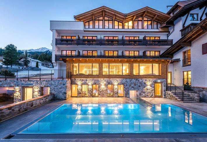 Hotel voor 2 personen, with sauna and tuin as well as zwembad in Pettneu am Arlberg