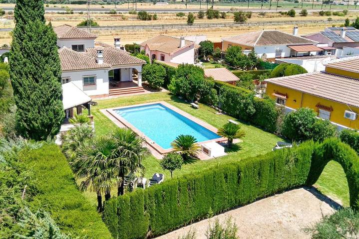 Chalet para 10 personas, con terraza además de jardín y piscina en Antequera