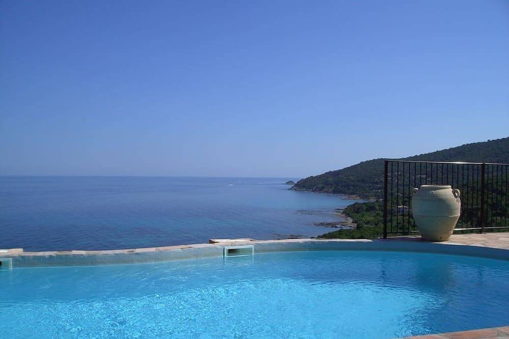 Ganze Wohnung, Charmantes Haus in einer Villa mit Charakter mit Blick auf das Meer in Conca, Sartène und Umgebung