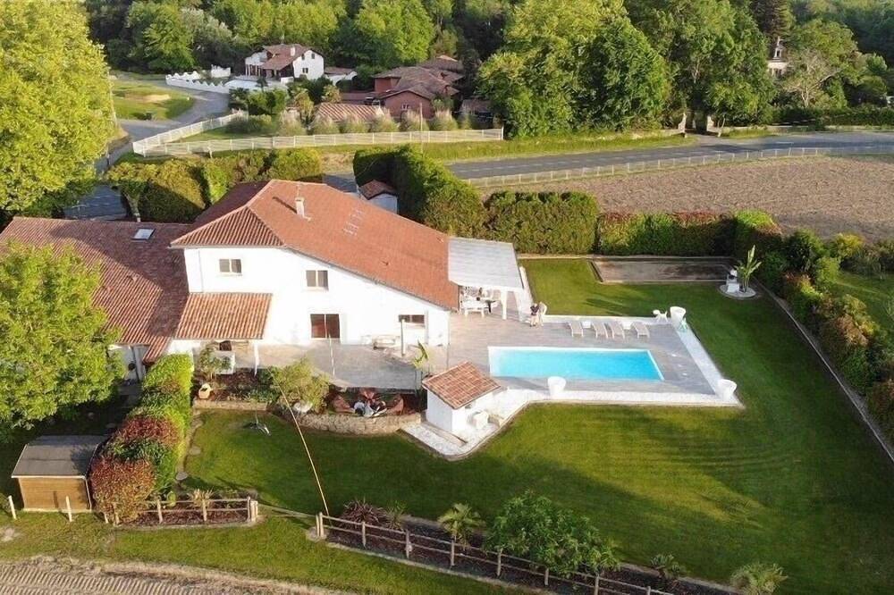 Villa Avec Piscine Chauffée aux Portes de Bayonne, Capbreton, Hossegor, Biarritz in Saint-Martin-de-Seignanx, Côte d’Argent