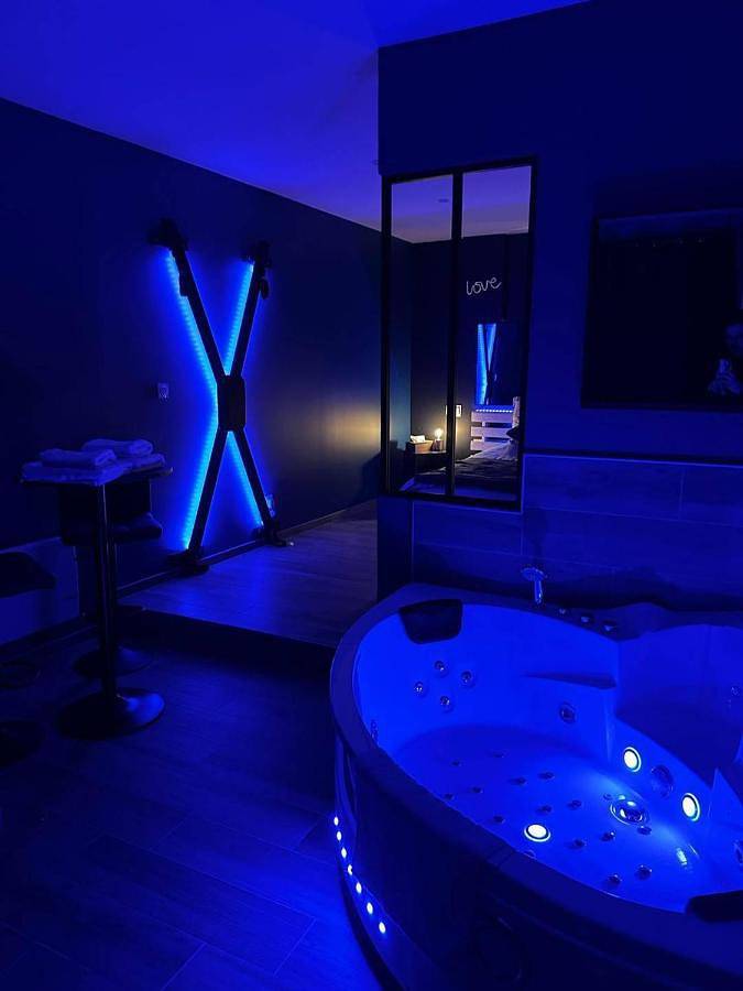 Appartement entier, Appartement Love Room avec Jacuzzi Privatif in Bourg-Argental, Parc Naturel Régional du Pilat
