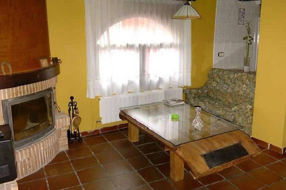Country House 'Cuatro Torres' with Private Terrace and Wi-Fi in Teruel, Teruel Region